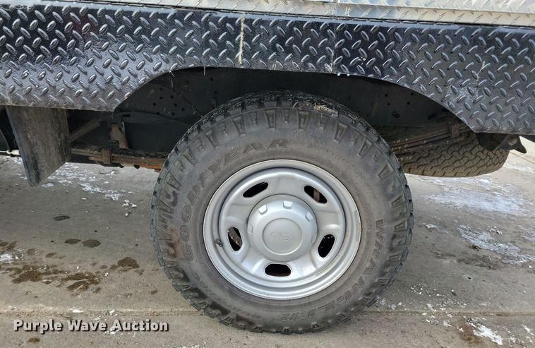 image for item OH9505 2010 Ford  F250 Super Duty flatbed pickup truck