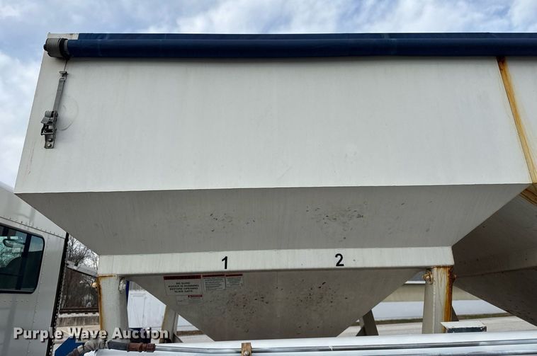 image for item DH9220 2003 Kenworth T300 fertilizer delivery truck