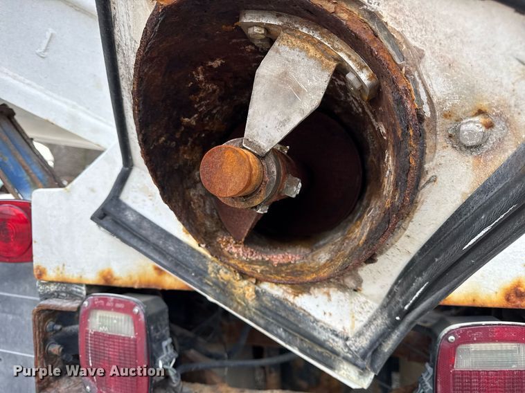 image for item DH9220 2003 Kenworth T300 fertilizer delivery truck