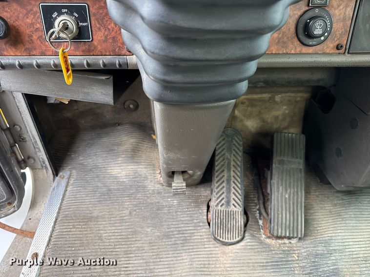 image for item DH9220 2003 Kenworth T300 fertilizer delivery truck