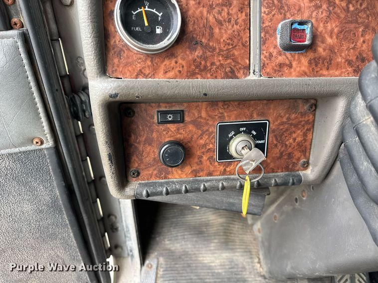 image for item DH9220 2003 Kenworth T300 fertilizer delivery truck