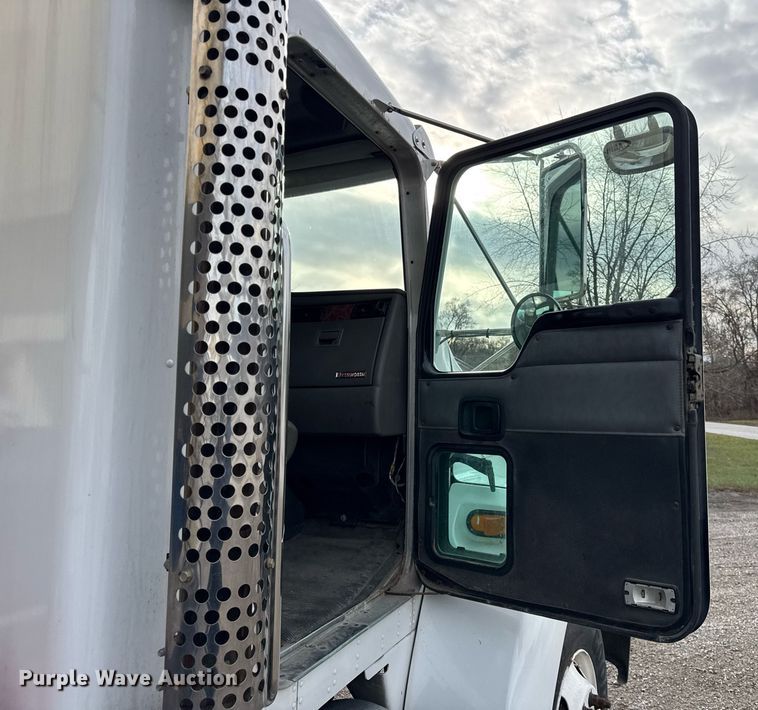 image for item DH9220 2003 Kenworth T300 fertilizer delivery truck