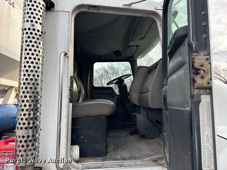 image for item DH9220 2003 Kenworth T300 fertilizer delivery truck