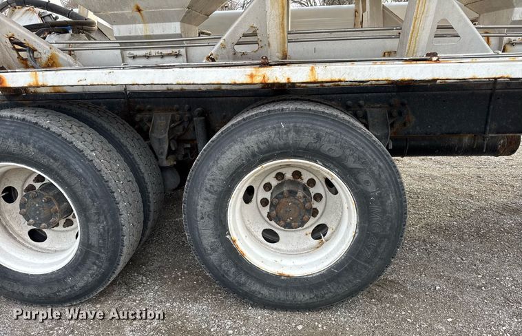 image for item DH9220 2003 Kenworth T300 fertilizer delivery truck