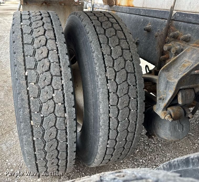 image for item DH9220 2003 Kenworth T300 fertilizer delivery truck