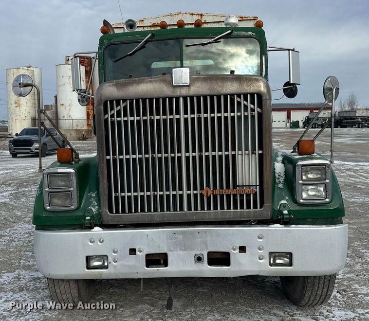 image for item DH9521 1989 International  F93 fertilizer delivery truck