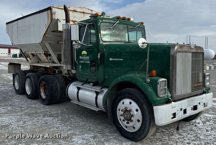 image for item DH9521 1989 International  F93 fertilizer delivery truck