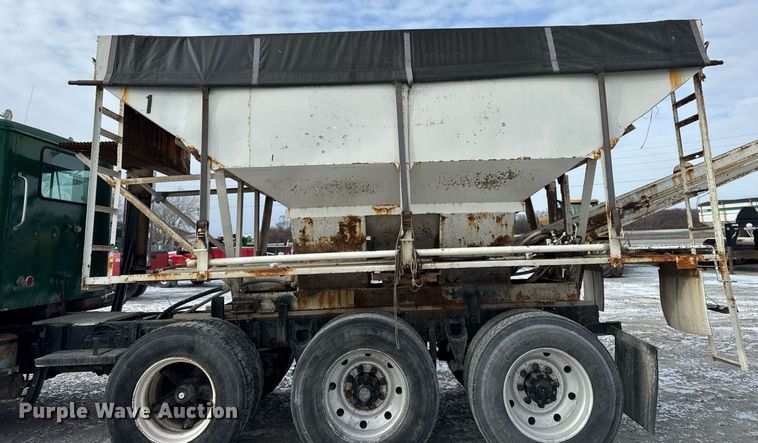 image for item DH9521 1989 International  F93 fertilizer delivery truck