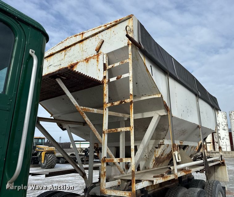 image for item DH9521 1989 International  F93 fertilizer delivery truck