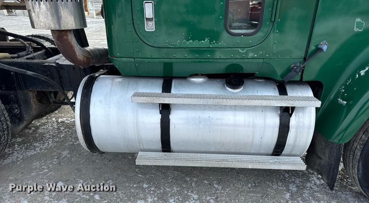 image for item DH9521 1989 International  F93 fertilizer delivery truck