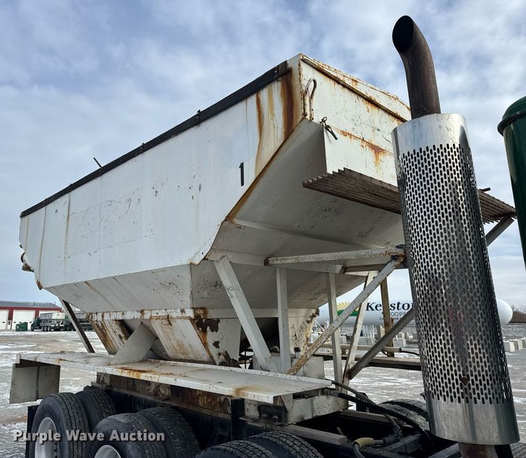 image for item DH9521 1989 International  F93 fertilizer delivery truck