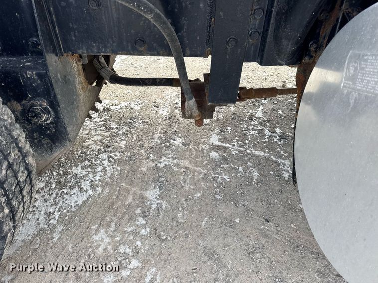 image for item DH9521 1989 International  F93 fertilizer delivery truck