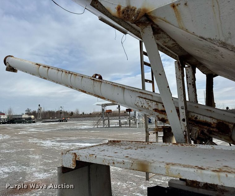 image for item DH9521 1989 International  F93 fertilizer delivery truck