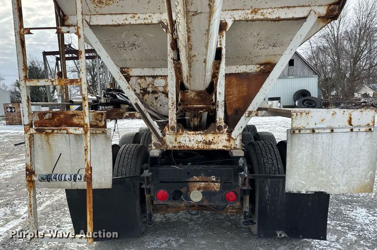 image for item DH9521 1989 International  F93 fertilizer delivery truck