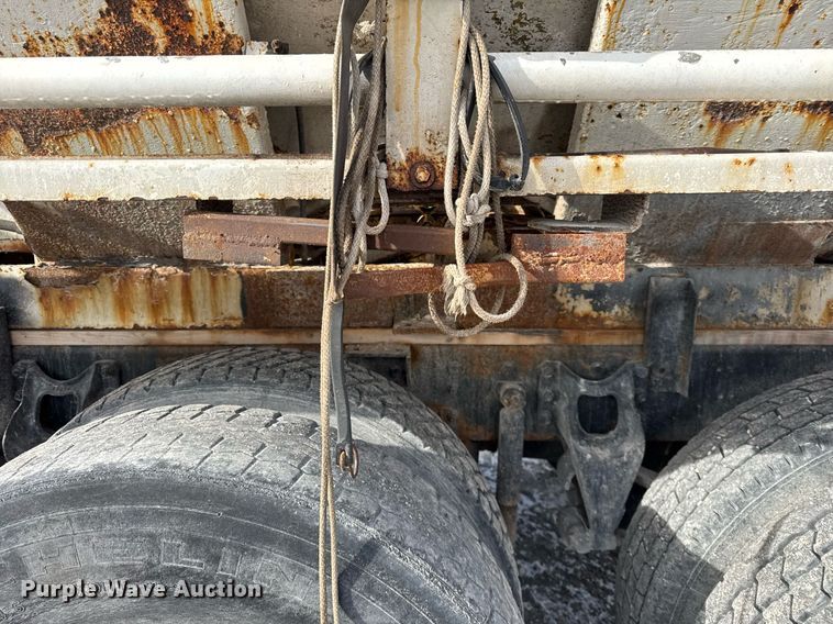 image for item DH9521 1989 International  F93 fertilizer delivery truck