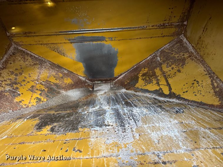 image for item DH9521 1989 International  F93 fertilizer delivery truck