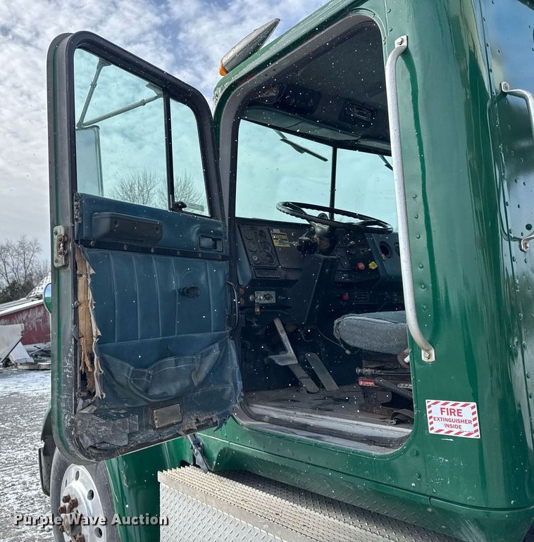 image for item DH9521 1989 International  F93 fertilizer delivery truck