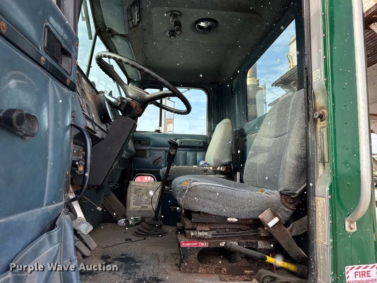 image for item DH9521 1989 International  F93 fertilizer delivery truck