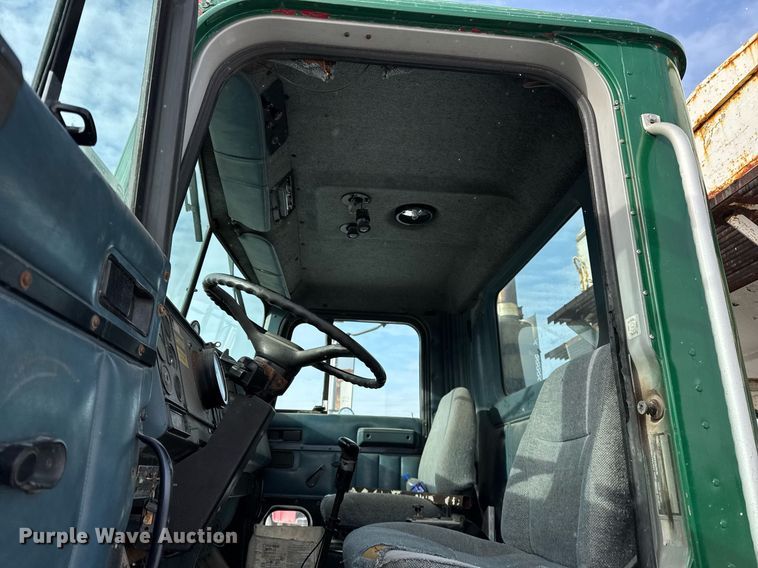 image for item DH9521 1989 International  F93 fertilizer delivery truck