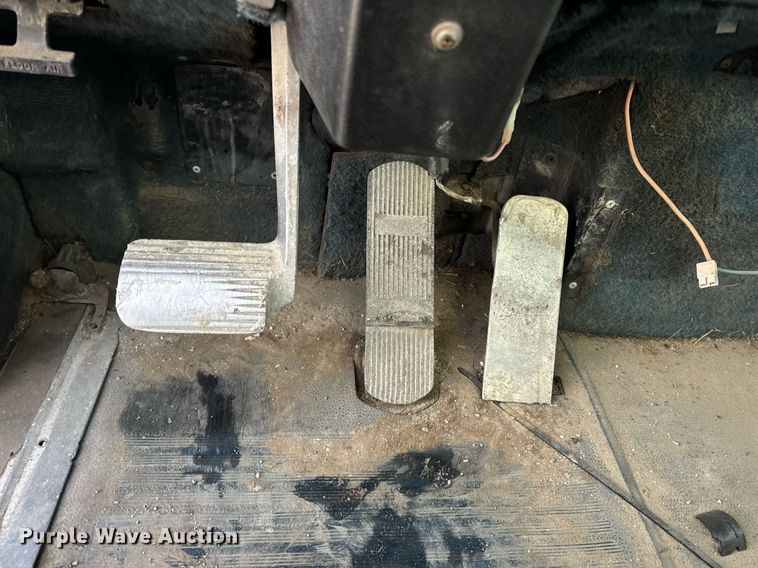 image for item DH9521 1989 International  F93 fertilizer delivery truck