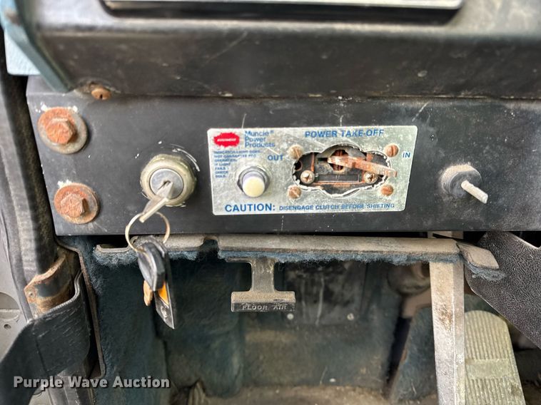 image for item DH9521 1989 International  F93 fertilizer delivery truck