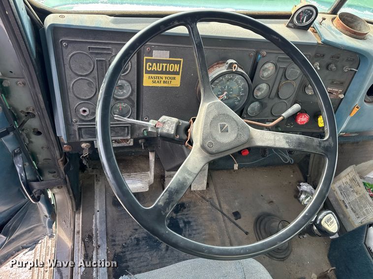 image for item DH9521 1989 International  F93 fertilizer delivery truck