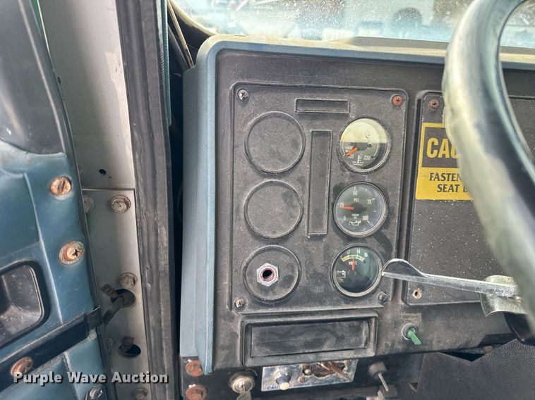 image for item DH9521 1989 International  F93 fertilizer delivery truck