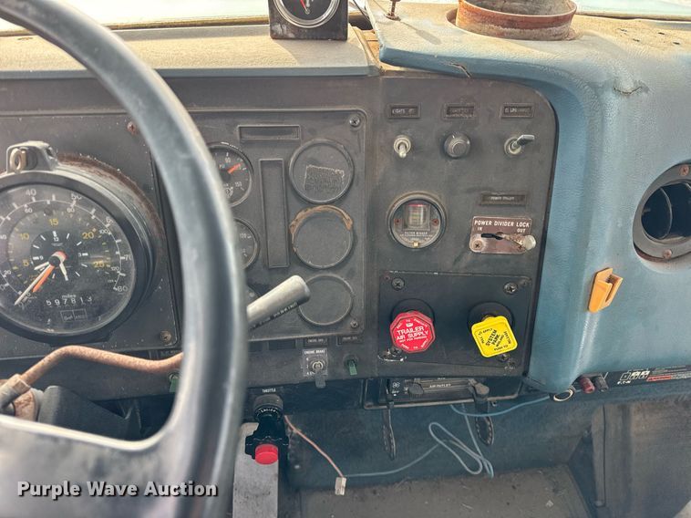 image for item DH9521 1989 International  F93 fertilizer delivery truck