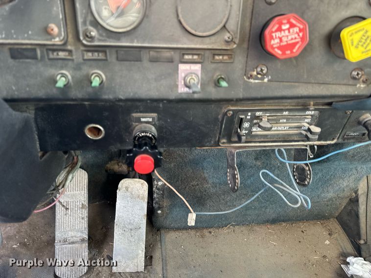 image for item DH9521 1989 International  F93 fertilizer delivery truck