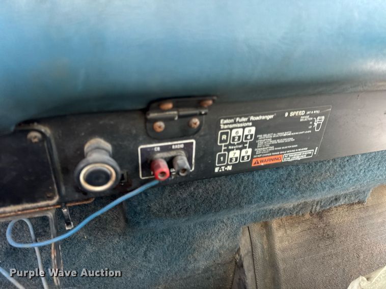 image for item DH9521 1989 International  F93 fertilizer delivery truck