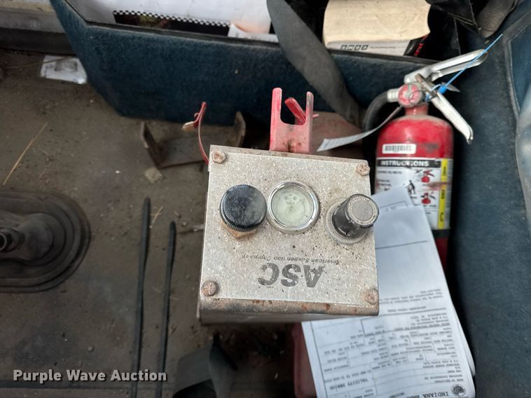 image for item DH9521 1989 International  F93 fertilizer delivery truck