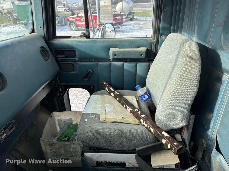 image for item DH9521 1989 International  F93 fertilizer delivery truck