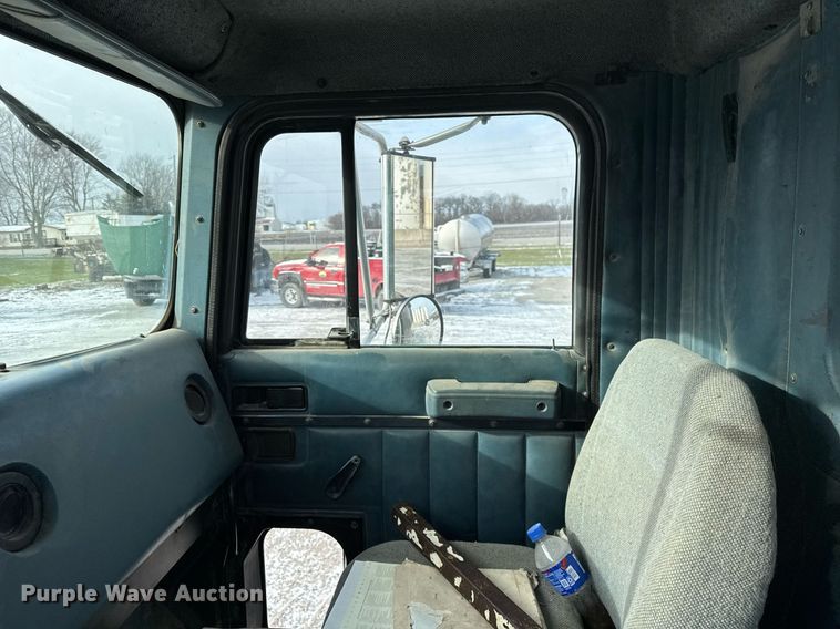 image for item DH9521 1989 International  F93 fertilizer delivery truck