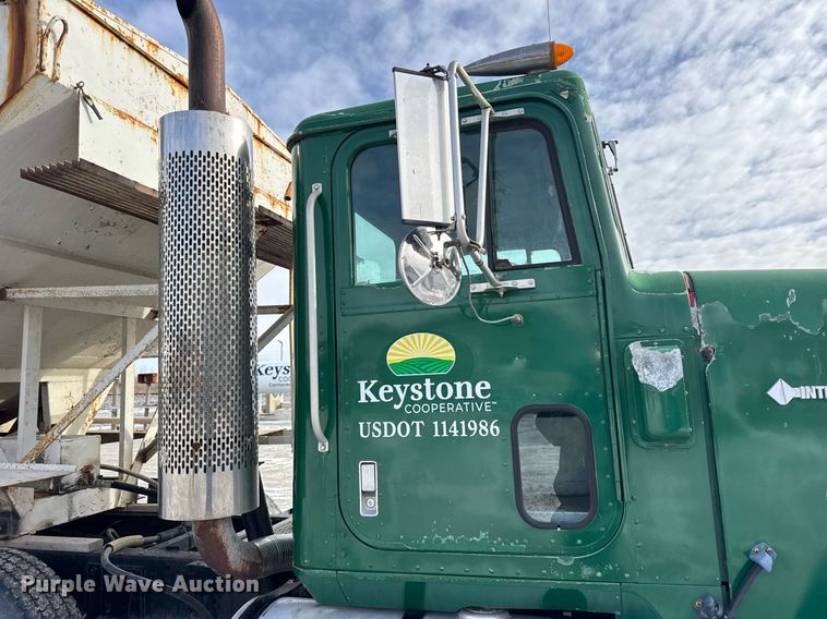 image for item DH9521 1989 International  F93 fertilizer delivery truck