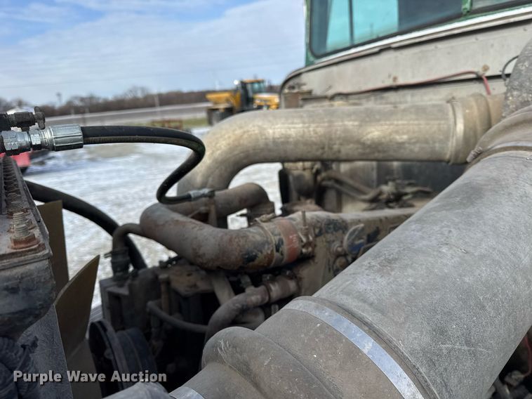 image for item DH9521 1989 International  F93 fertilizer delivery truck