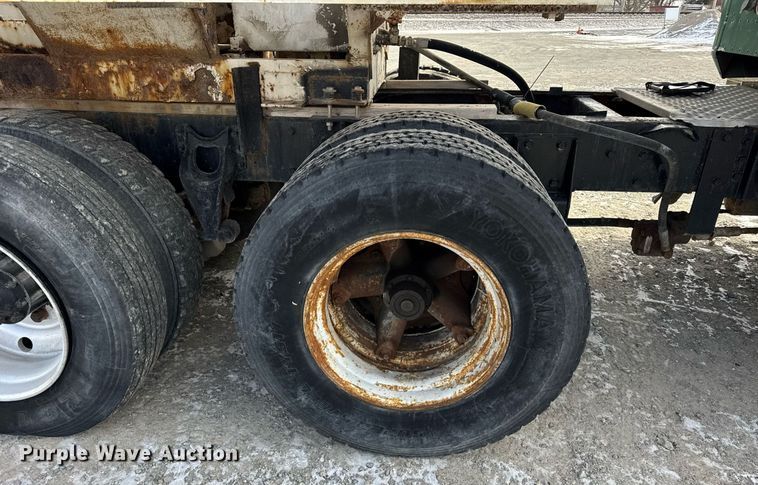 image for item DH9521 1989 International  F93 fertilizer delivery truck