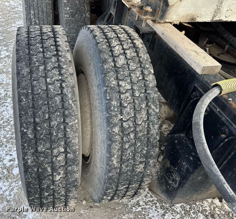 image for item DH9521 1989 International  F93 fertilizer delivery truck