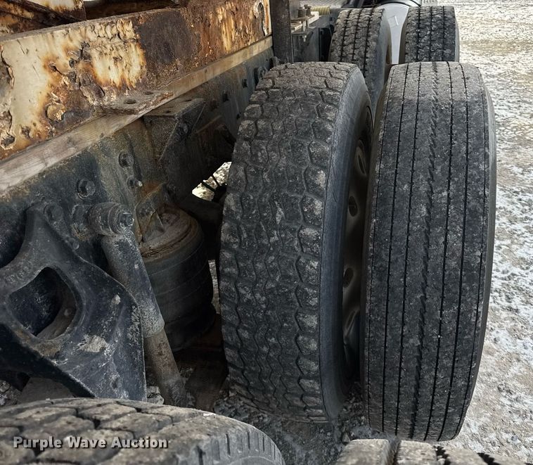 image for item DH9521 1989 International  F93 fertilizer delivery truck