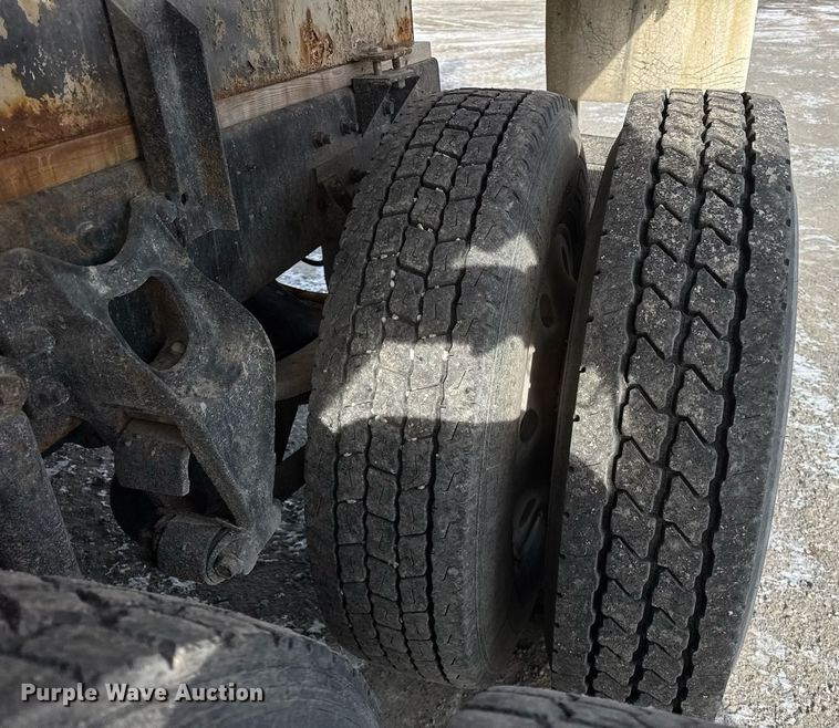 image for item DH9521 1989 International  F93 fertilizer delivery truck