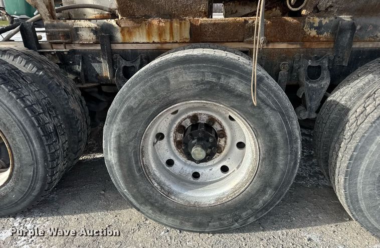 image for item DH9521 1989 International  F93 fertilizer delivery truck