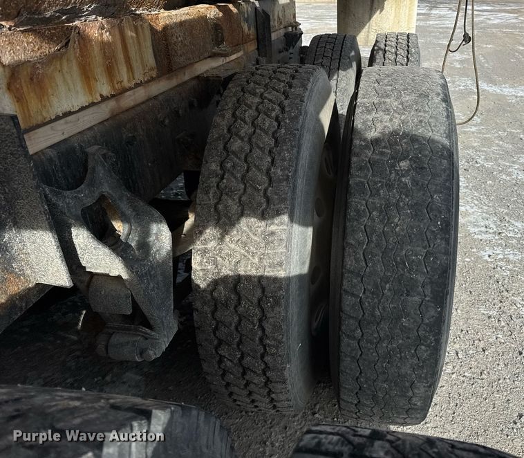 image for item DH9521 1989 International  F93 fertilizer delivery truck