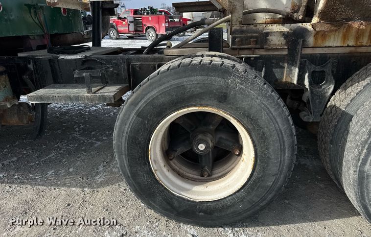 image for item DH9521 1989 International  F93 fertilizer delivery truck