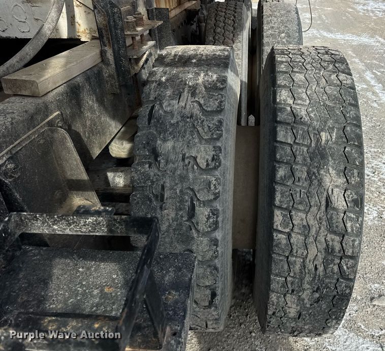 image for item DH9521 1989 International  F93 fertilizer delivery truck