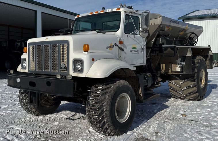 image for item DW2477 2001 International 2554 applicator truck