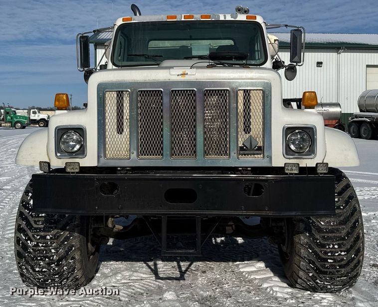 image for item DW2477 2001 International 2554 applicator truck