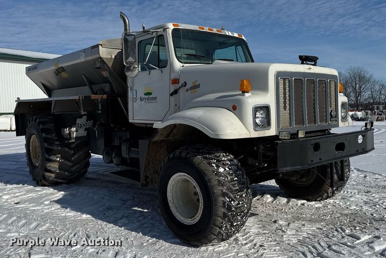 image for item DW2477 2001 International 2554 applicator truck