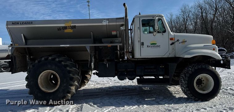 image for item DW2477 2001 International 2554 applicator truck