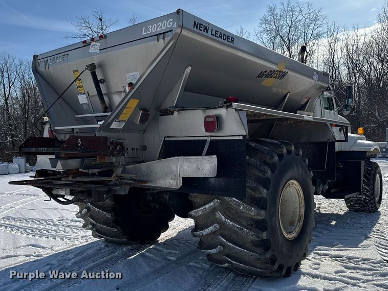 image for item DW2477 2001 International 2554 applicator truck