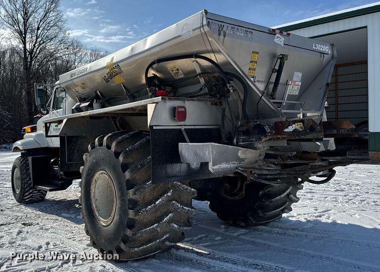 image for item DW2477 2001 International 2554 applicator truck