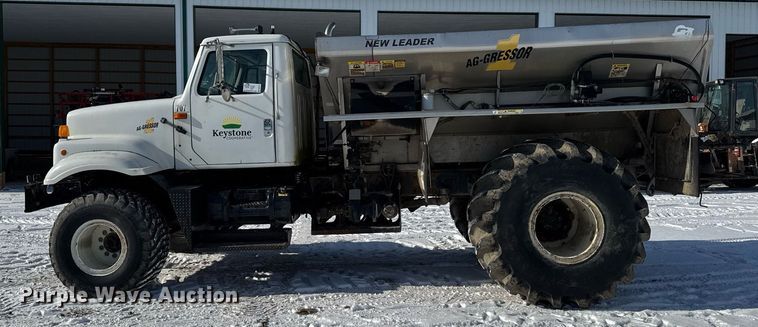 image for item DW2477 2001 International 2554 applicator truck